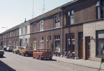 21323 Gezicht op de voorgevels van de panden Riouwstraat 65-hoger te Utrecht.